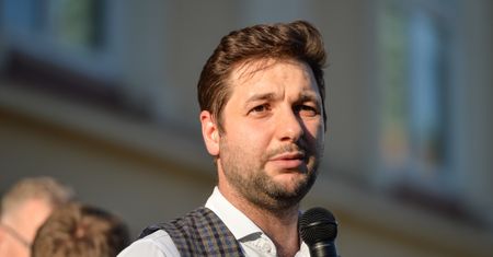 Janina Ochojska mówi, że Patryk Jaki kłamie o braku stref wolnych od LGBT. Europoseł odpowiada na zarzuty