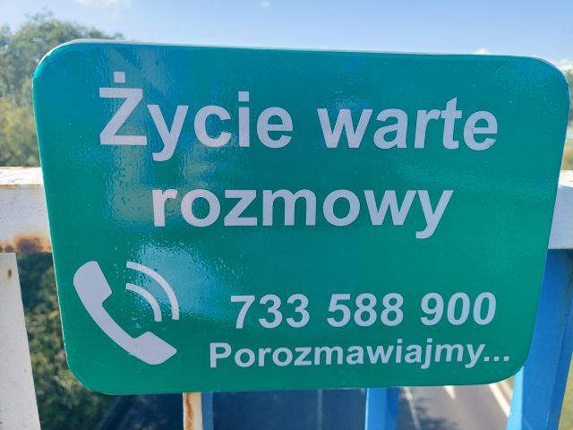 Specjalne tabliczki dla osób w kryzysie emocjonalnym zawisły na lubelskich wiaduktach (zdjęcia)