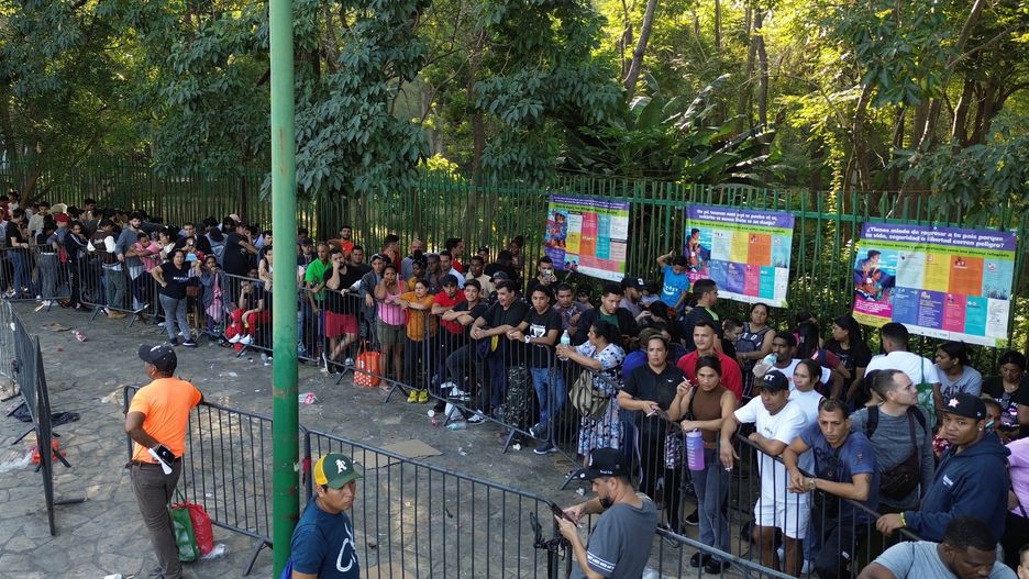 People wait in line to resolve their immigration situation in Tapachula, Chiapas state, Mexico, 22 January 2025. Migrants stranded at the southern border of Mexico have to choose between continuing their journey or returning to their countries due to the new restrictions imposed by US President Donald Trump and the repatriation policies announced by Mexican President Claudia Sheinbaum. EPA/JUAN MANUEL BLANCO Dostawca: PAP/EPA.