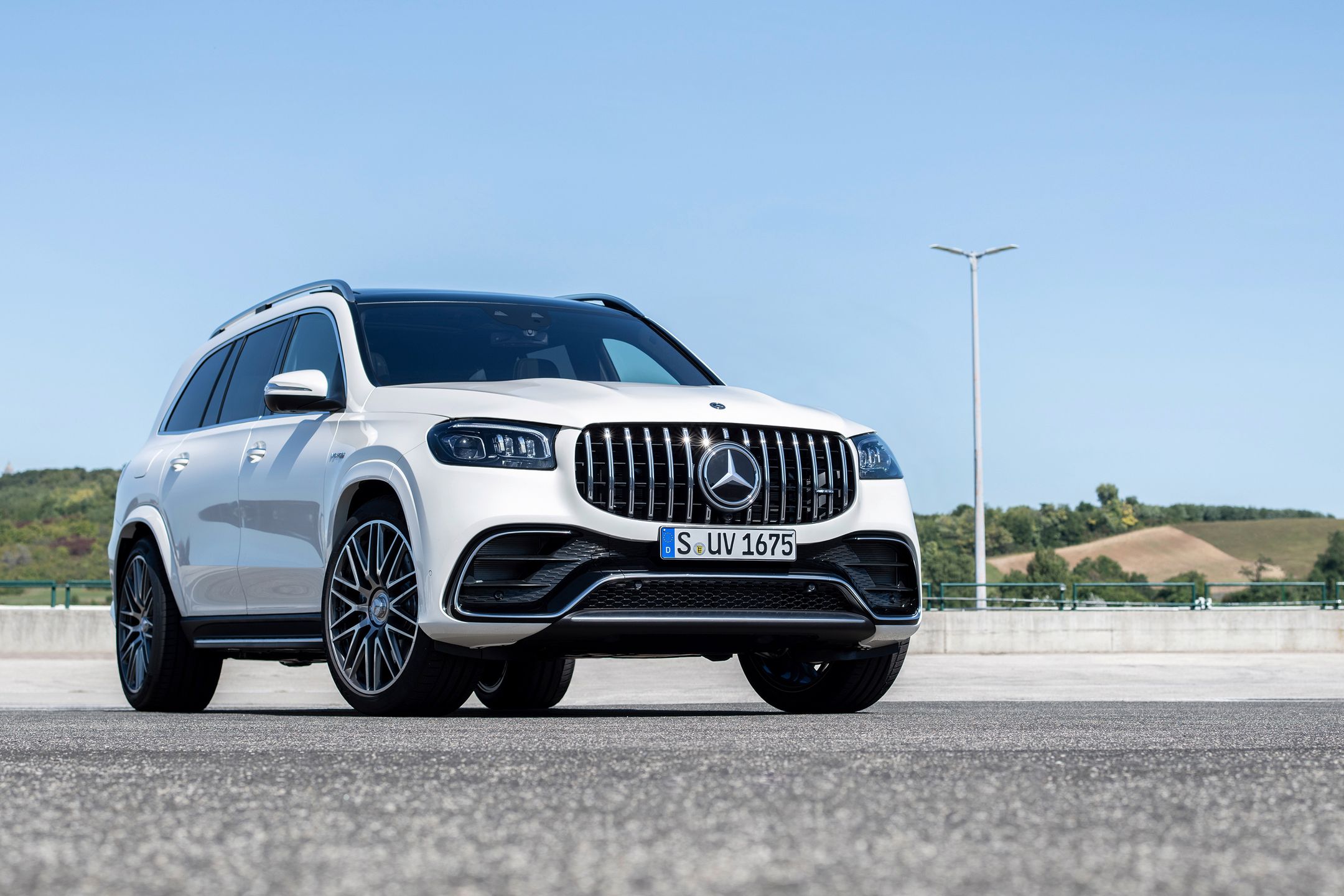 7-osobowy GLS 63 4Matic+ może pędzić nawet 280 km/h z pakietem AMG Driver's Package