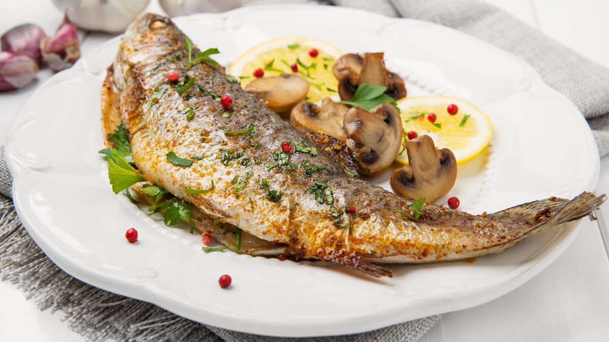 Pieczony pstrąg sprawdzi się nie tylko na piątkowy obiad