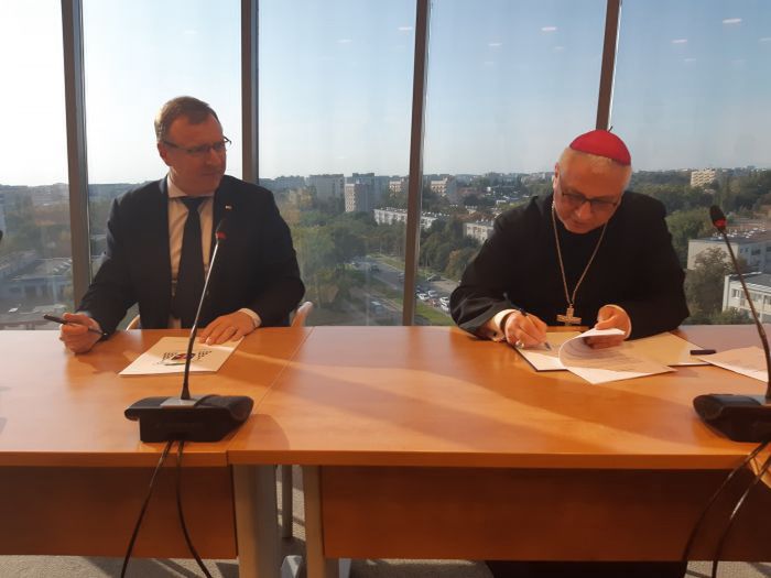 Porozumienie sygnowali prezes TVP Jacek Kurski i biskup Artur Miziński.