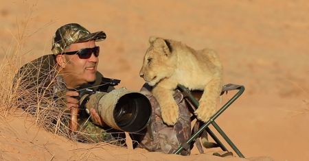 Mały lew przyłączył się do fotografa. Razem obserwowali, co się dzieje