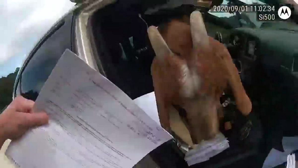 Kamera umieszczona w mundurze policjantki zarejestrowała kozę, która nie chciała opuścić pojazdu