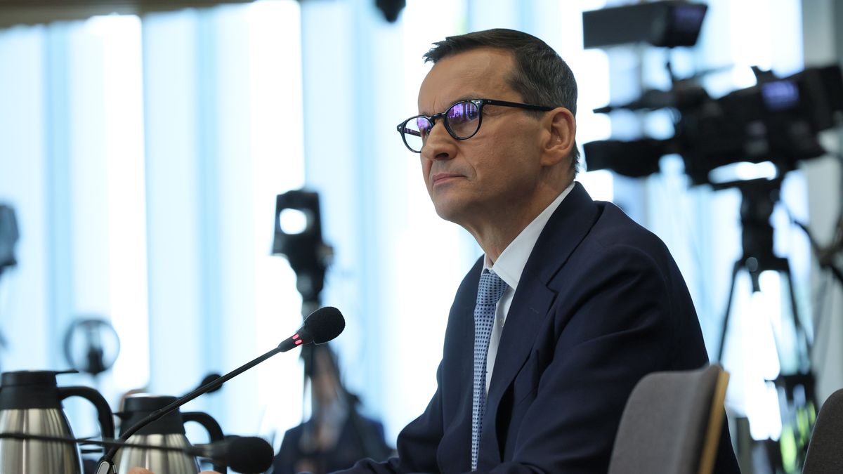 Warszawa, 16.05.2024. Wezwany na świadka, były prezes rady ministrów Mateusz Morawiecki na posiedzeniu sejmowej komisji śledczej do zbadania legalności, prawidłowości oraz celowości działań podjętych w celu przygotowania i przeprowadzenia wyborów Prezydenta Rzeczypospolitej Polskiej w 2020 r. w formie głosowania korespondencyjnego, 16 bm. w Sejmie w Warszawie. (aldg) PAP/Paweł Supernak