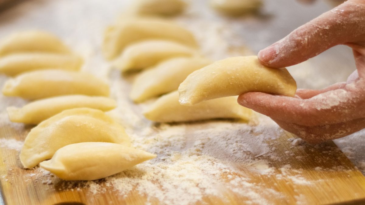 Lepienie pierogów na jogurcie to czysta przyjemność
