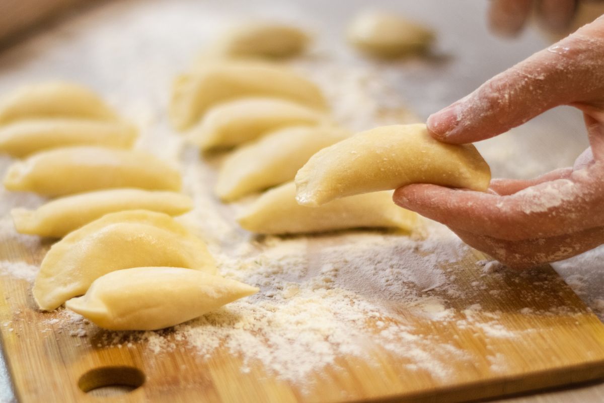 Jogurtowe ciasto na pierogi zasługuje na medal. Łatwo się je zagniata, jest delikatne i elastyczne