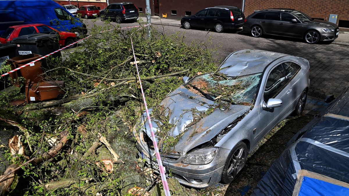 Burze i wichury niszczą mienie Polaków. Co się należy ubezpieczonym?