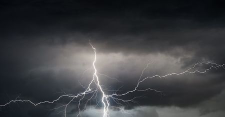 IMGW ogłosił alert pomarańczowy dla regionu. Nadciągają nawałnice i grad, ostrzega RCB
