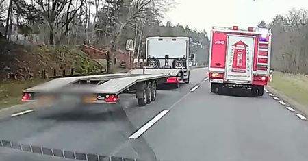 Strażacy złapali się za głowy. Lawetą wyprzedzał ich samochód