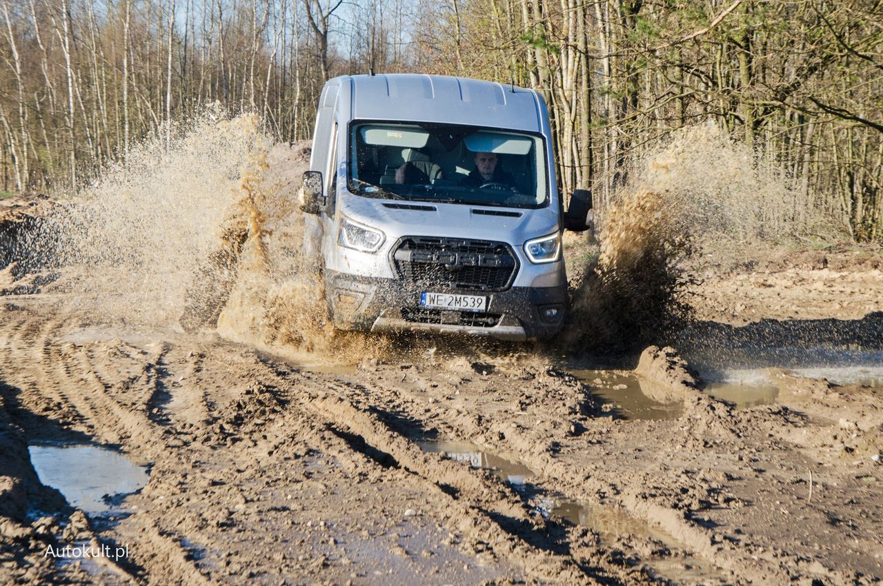 Test: Ford Transit Trail AWD to raptor wśród transitów