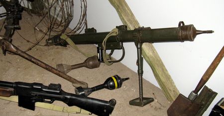 PIAT – przeciwpancerna "kusza" Powstańców warszawskich. Pocisk był napędzany sprężyną