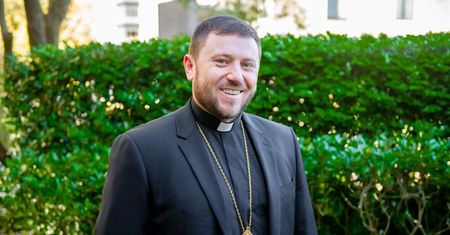 Jest najmłodszym kardynałem. Będzie wybierał nowego papieża