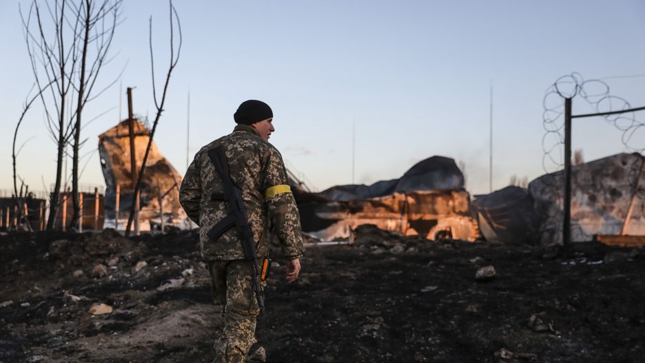  epa09818276 A gas station, a heating station and the main heating pipe network were damaged and destroyed after being bombed in Zhytomyr, Ukraine, 11 March 2022. According to the United Nations refugee agency UNHCR, over 2.5 million people have fled Ukraine since the Russian invasion began on 24 February. Many, however, have decided to stay and fight.  EPA/MIGUEL A. LOPES Dostawca: PAP/EPA.
