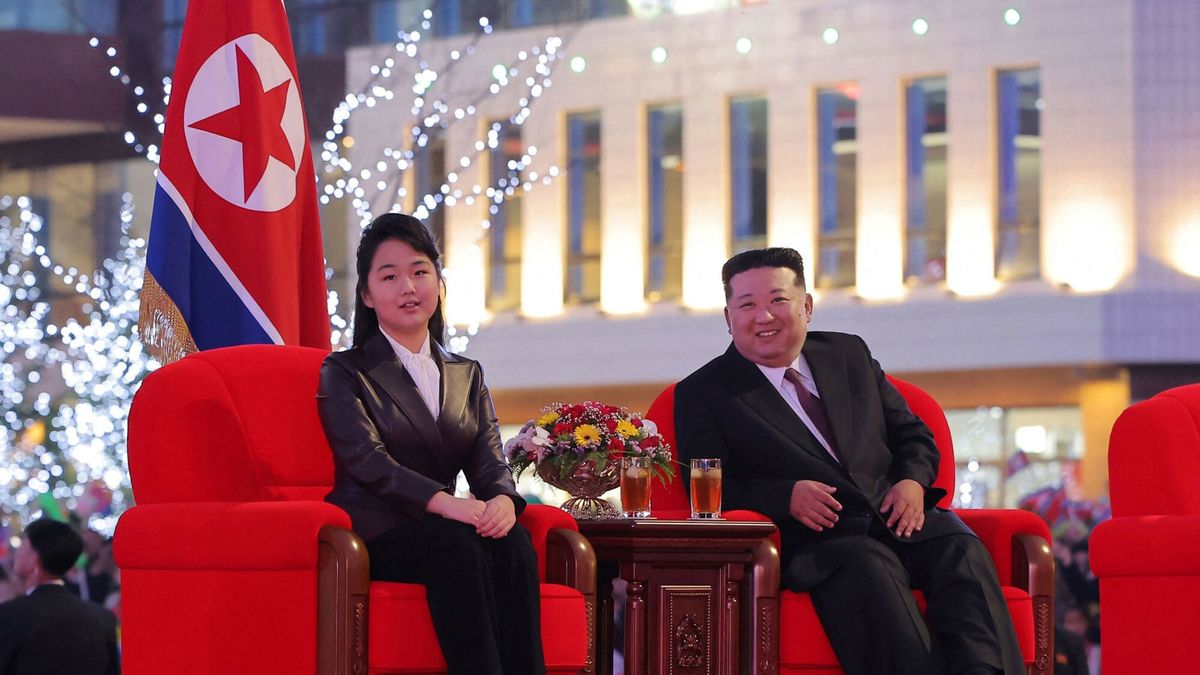 Kim Dzong Un na ?wi?towaniu uko?czenia budowy 10000 nowych mieszka?
This picture taken on April 15, 2025 and released by North Korea's official Korean Central News Agency (KCNA) on April 16, 2025 shows North Korean leader Kim Jong Un (R) and his daughter attending the completion ceremony for the third phase of construction of 10,000 housing units in the Hwasong district of Pyongyang. (Photo by KCNA VIA KNS / AFP) / South Korea OUT / ---EDITORS NOTE--- RESTRICTED TO EDITORIAL USE - MANDATORY CREDIT "AFP PHOTO/KCNA VIA KNS" - NO MARKETING NO ADVERTISING CAMPAIGNS - DISTRIBUTED AS A SERVICE TO CLIENTS
THIS PICTURE WAS MADE AVAILABLE BY A THIRD PARTY. AFP CAN NOT INDEPENDENTLY VERIFY THE AUTHENTICITY, LOCATION, DATE AND CONTENT OF THIS IMAGE. /
STR