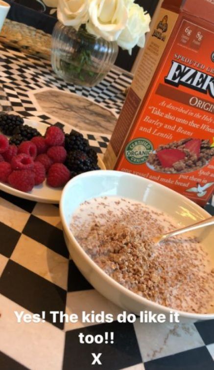 Płatki zbożowe z mlekiem migdałowym to pyszny sposób na śniadanie