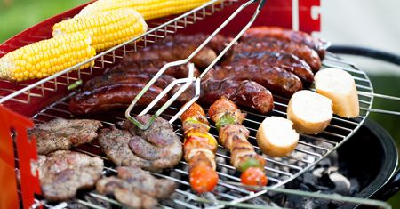 Grill party. Pyszne potrawy na grilla – mięsne i wegańskie