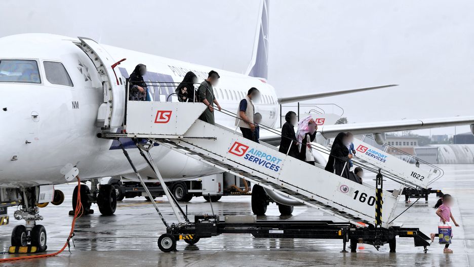 ewakuowaniWarszawa, 23.08.2021. Ewakuowani z Afganistanu opuszczaj� pok�ad samolotu, kt�ry wyl�dowa� na Lotnisku Chopina w Warszawie, 23 bm. Jest to �smy transport. Tym razem do Polski przylecia�o ok. 70 ewakuowanych Afga�czyk�w. (kf) PAP/Radek Pietruszka ***Zdj�cie do depeszy PAP pt. �smy samolot z ewakuowanymi z Afganistanu wyl�dowa� w Warszawie***Radek Pietruszkaafganistanu, afga�czycy, ewakuowani, ewakuowanymi, ok�cie, p�yta lotniska, samolot