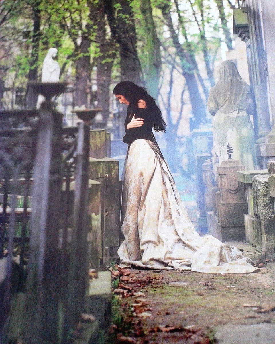 Sesja Justyny Steczkowskiej na cmentarzu 