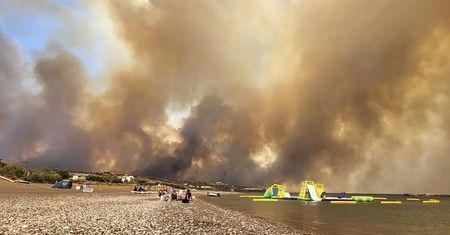 Rodos płonie. Polka: ludzie spali na trawnikach