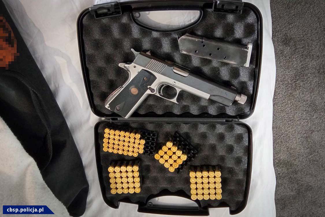 Mazowieckie. W domu jednego z zatrzymanych "chemików" policja znalazła broń i ostrą amunicję (CBŚP)