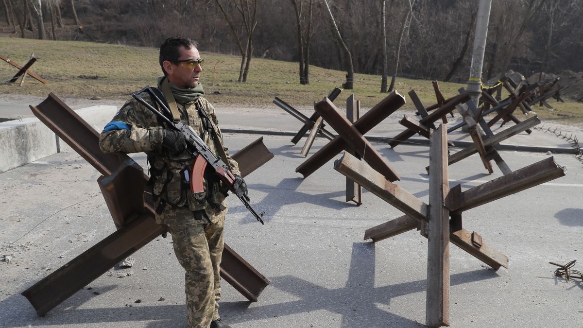Na zdjęciu przedstawiciel ukraińskich wojsk terytorialnych stojący przy blokadzie ulicznej
