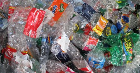 Eksperci proponują wprowadzenie kaucji za plastikowe opakowania