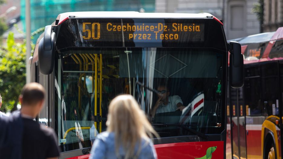 Bielsko-Biała. Przystanek przy dworcu kolejowym został podzielony na dwie części. 