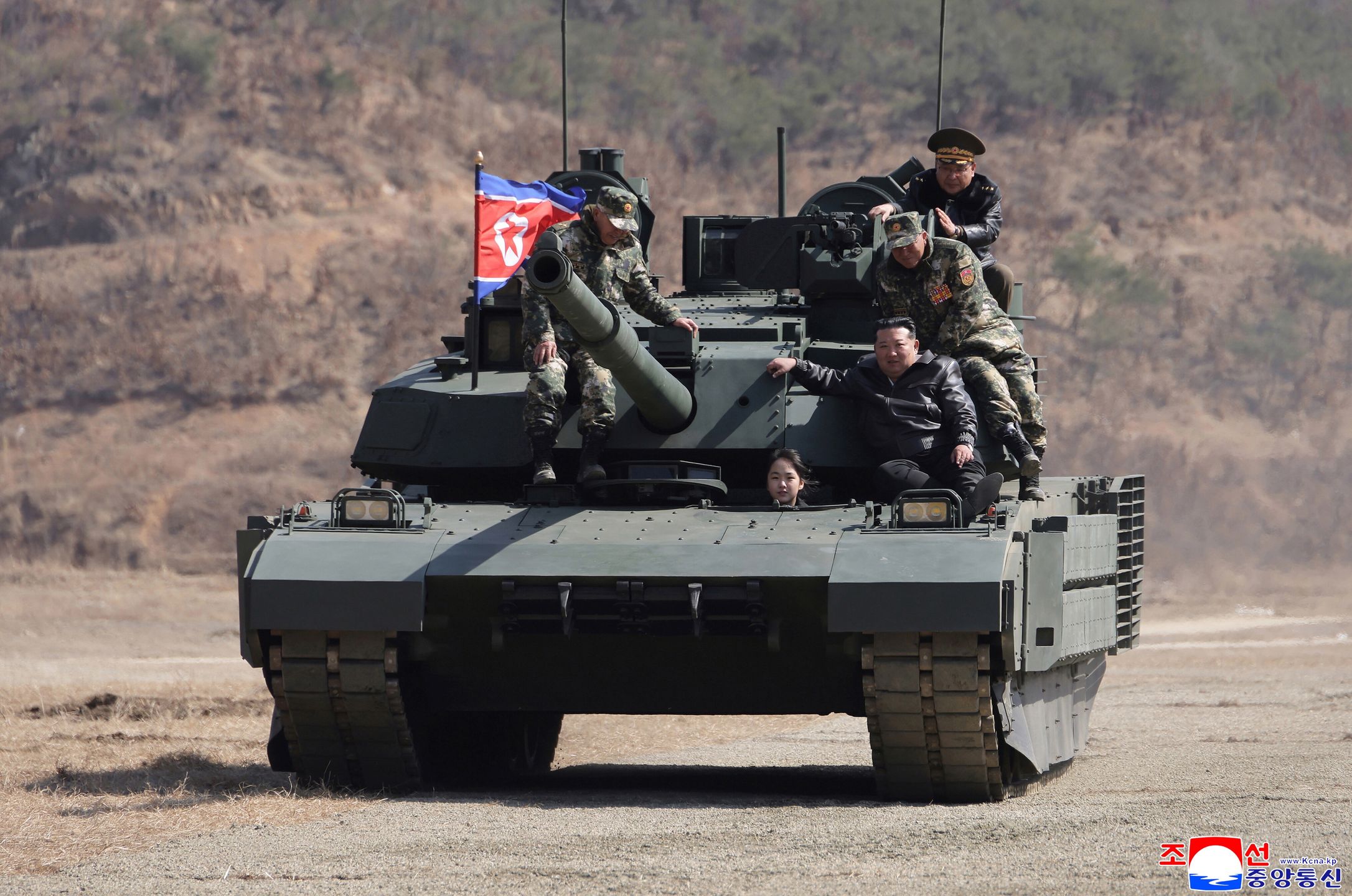 A photo released by the official Korean Central News Agency (KCNA) shows shows North Korean leader Kim Jong Un (R) and his daughter Kim Ju Ae (C) onboard a tank during a visit to the Pyongyang Training Base No. 60 of the Capital City Defence Corps of the North Korean Army in North Korea, 19 March 2026 (issued 20 March 2026). According to KCNA, the tactical drill was designed to train sub-units in coordinated offensive maneuvers involving tanks and infantry to seize enemy anti-armor defense lines. EPA/KCNA EDITORIAL USE ONLY Dostawca: PAP/EPA.