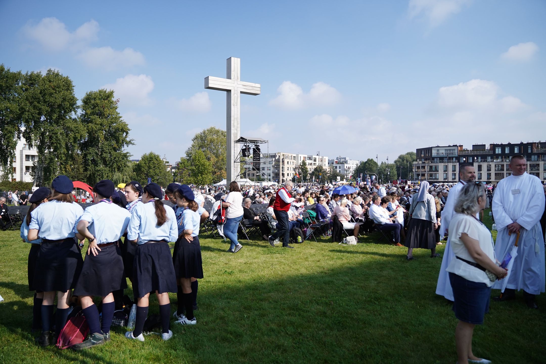 Warszawa. Wierni przed Świątynią Opatrzności Bożej