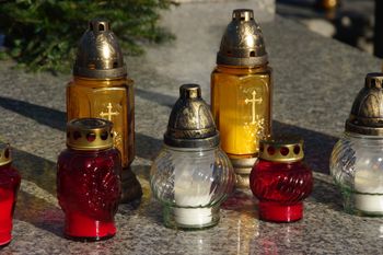 Stoją na wielu grobach. Ksiądz zniechęca do zakupu takich zniczy