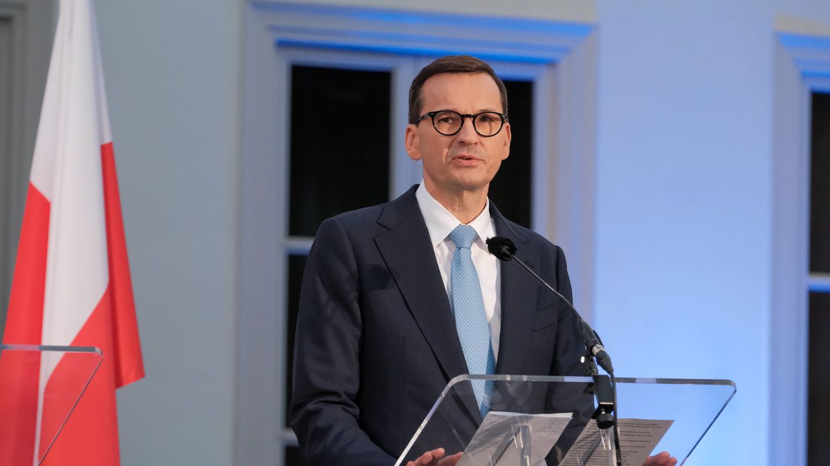 Haga, Holandia, 14.06.2022. Premier RP Mateusz Morawiecki podczas konferencji prasowej po spotkaniu grupy państw unijnych NATO, 14 bm. w Hadze. Tematem spotkania była sytuacja na Ukrainie, a także kwestie związane ze wzmacnianiem wschodniej flanki NATO i wspólnym finansowaniem projektów obronnych. (mr) PAP/Mateusz Marek
