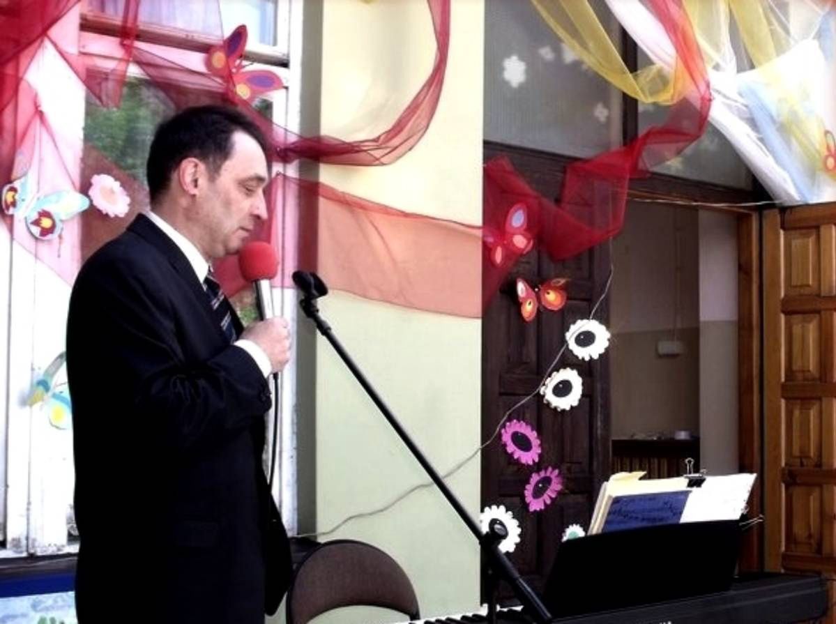 Robert Grudzień poprowadził potańcówkę w Centrum Aktywności Seniorów w Radomiu