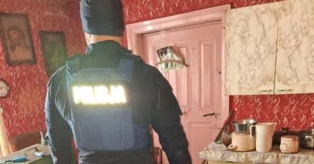 Kilka dni bez dymu z komina. Sąsiad wezwał służby. Taki widok zastali