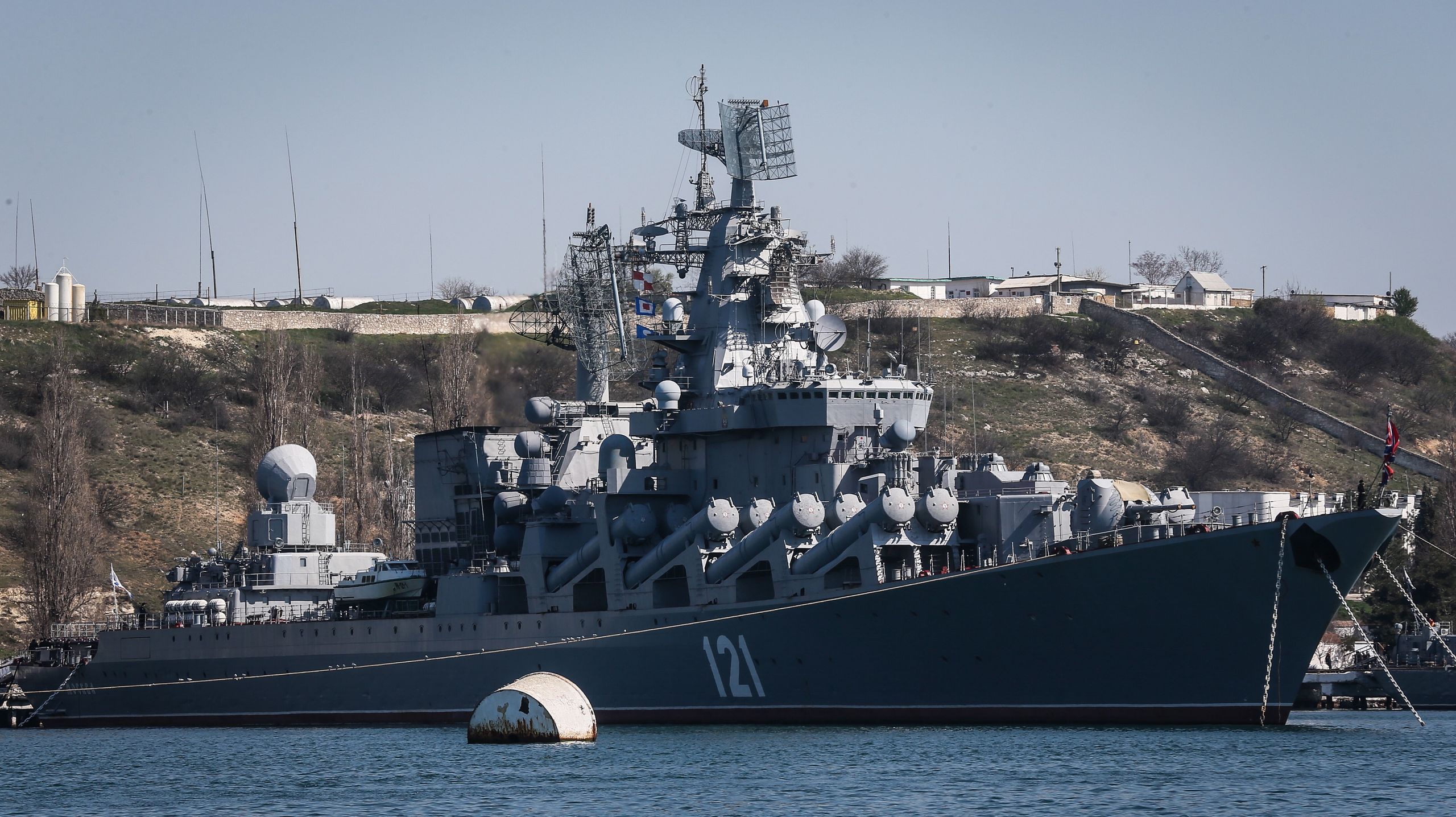 (FILE) - Russian Navy flagship missile cruiser 'Moskva' moored in the bay of the Crimean city of Sevastopol, 30 March 2014 (reissued 14 April 2022). The Black Sea fleet's flagship, the RTS Moskva, was damaged after ammunition on board the vessel caught fire, according to Russia state media citing the Defence Ministry. EPA/SERGEI ILNITSKY *** Local Caption *** 51305252 Dostawca: PAP/EPA.