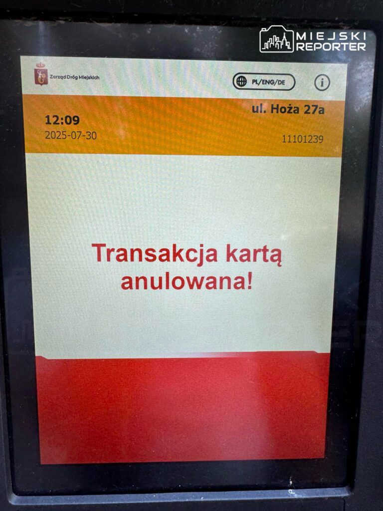 Ekran urządzenia informujący o anulowanej transakcji kartą, z wyświetloną godziną i datą.