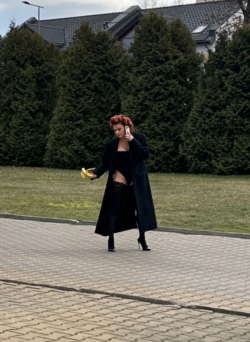 Natasza Urbańska wcina banana z wałkami na głowie