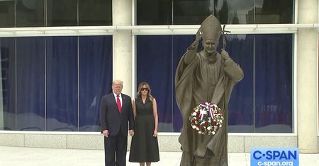 USA. Fala protestów za Oceanem. Donald Trump odwiedził sanktuarium św. Jana Pawła II