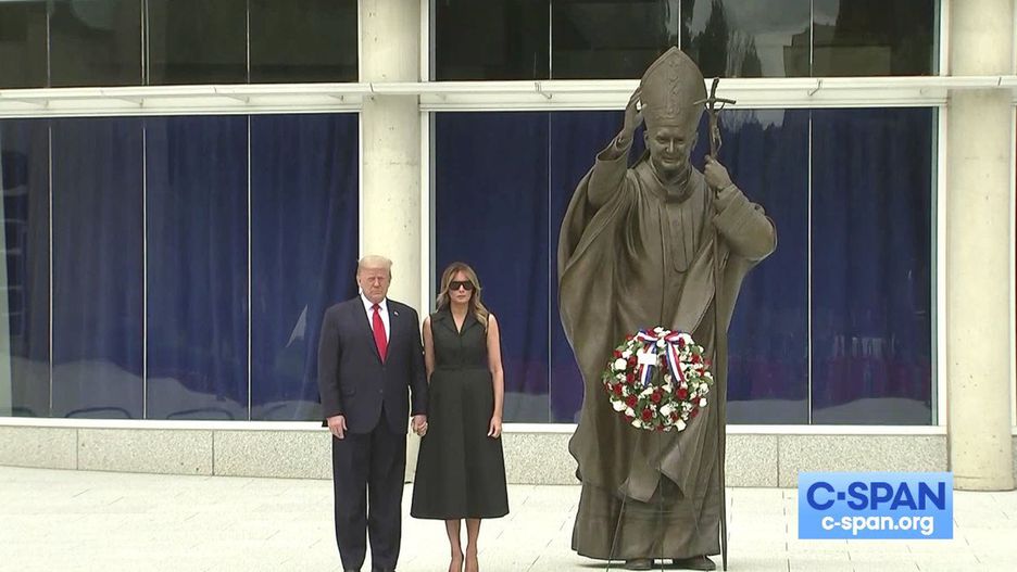USA. Donald Trump i Melania Trump przed pomnikiem Jana Pawła II w Waszyngtonie 