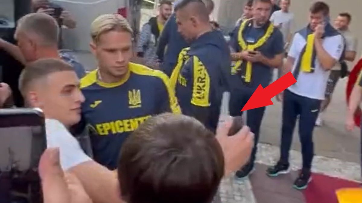 Mychajło Mudryk w trakcie "selfie" z fanem Arsenalu.
