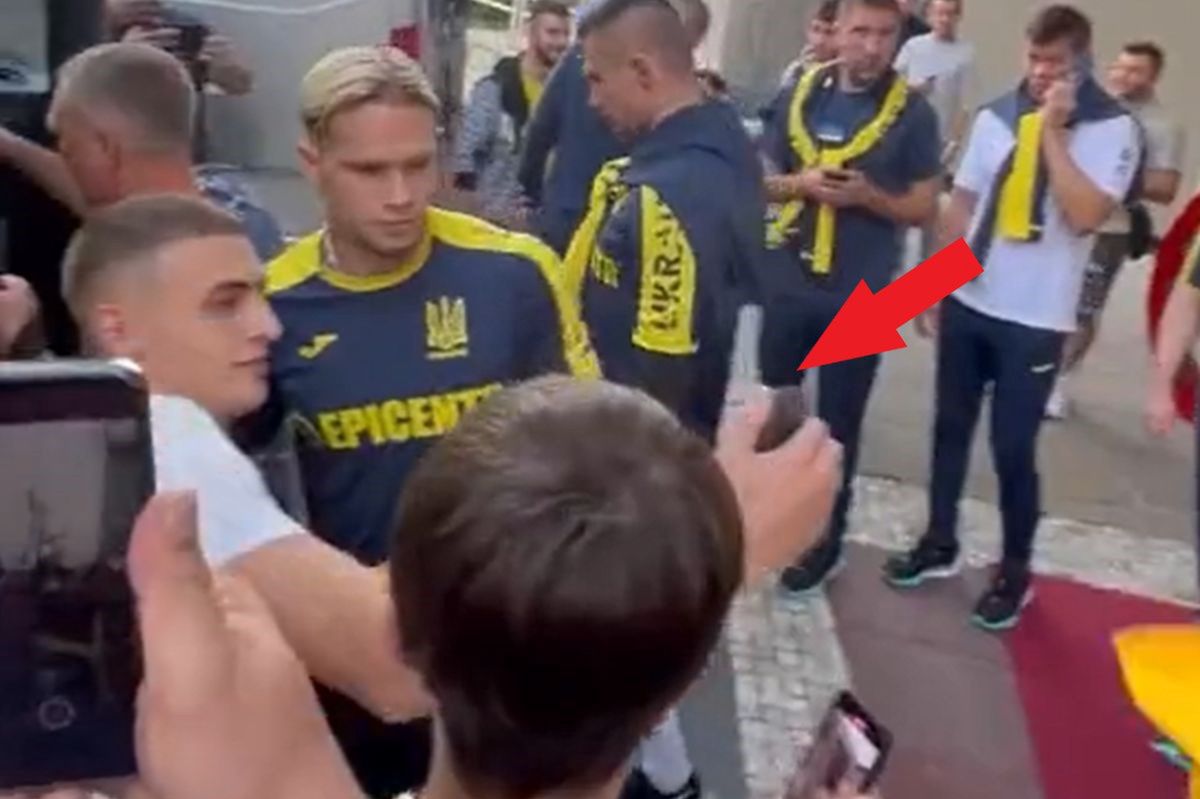 Mykhailo Mudryk while taking a "selfie" with an Arsenal fan.
