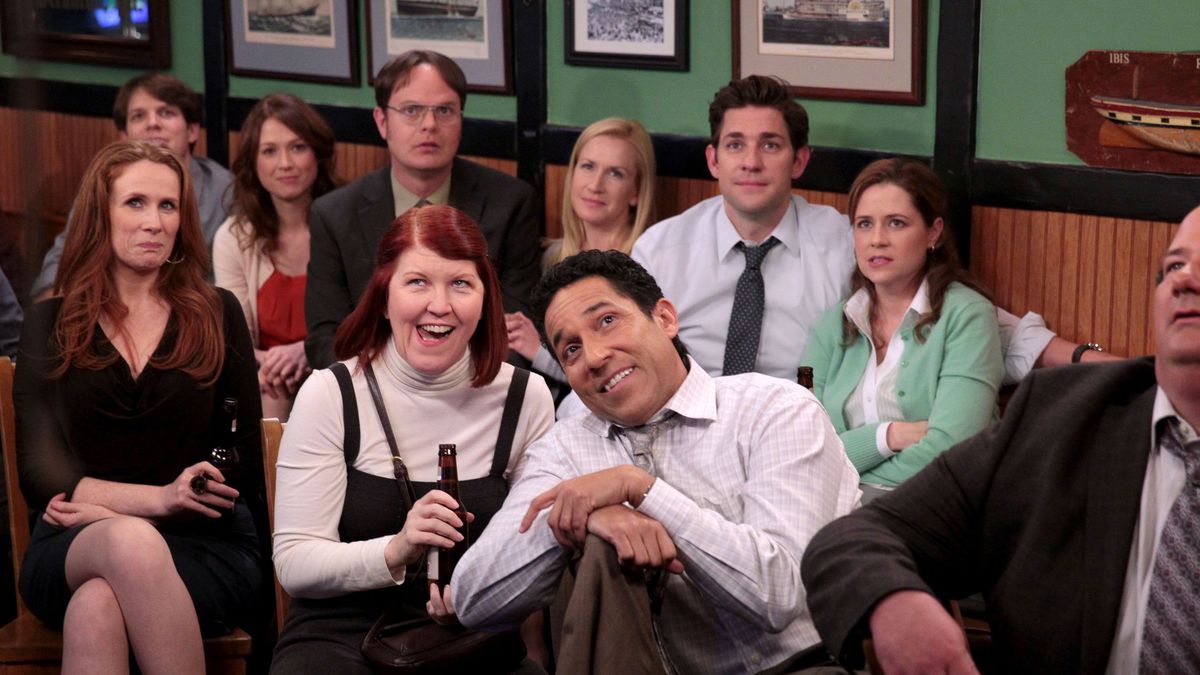 Na zdjęciu: kadr z kultowego serialu "The Office", przedstawiającego codzienne życie pracowników biura firmy papierniczej (sezon 9, odcinek 22, od lewej: Catherine Tate jako Nellie Bertram, Jake Lacy jako Pete, Ellie Kemper jako Erin Hannon, Rainn Wilson jako Dwight Schrute, Kate Flannery jako Meredith Palmer, Angela Kinsey jako Angela Martin, Oscar Nunez jako Oscar Martinez, John Krasinski jako Jim Halpert, Jenna Fischer jako Pam Beesly Halpert