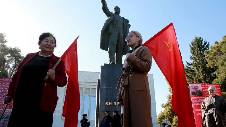 Komuniści z Kirgistanu podczas obchodów 103. rocznicę Rewolucji Październikowej Rewolucji przed pomnikiem Lenina w Biszkeku,