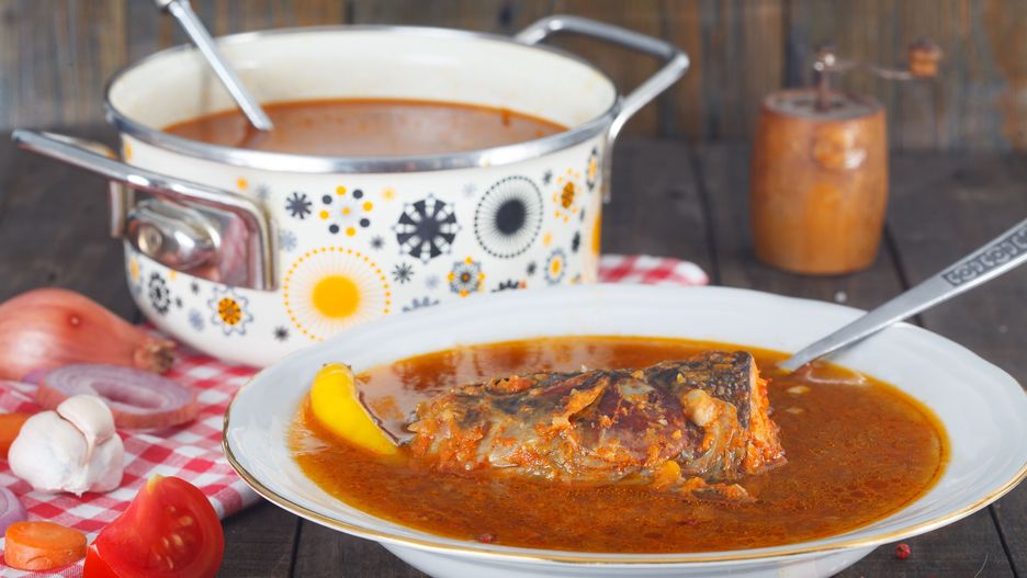 Węgierska zupa rybna - halaszle