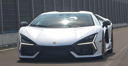 Lamborghini Revuelto w akcji na drodze. Zobaczcie, jak wygląda i brzmi