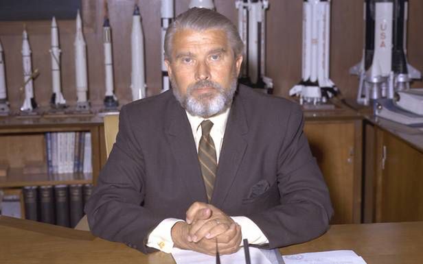 Wernher von Braun w swoim biurze w 1970 roku (Fot. NASA.gov)