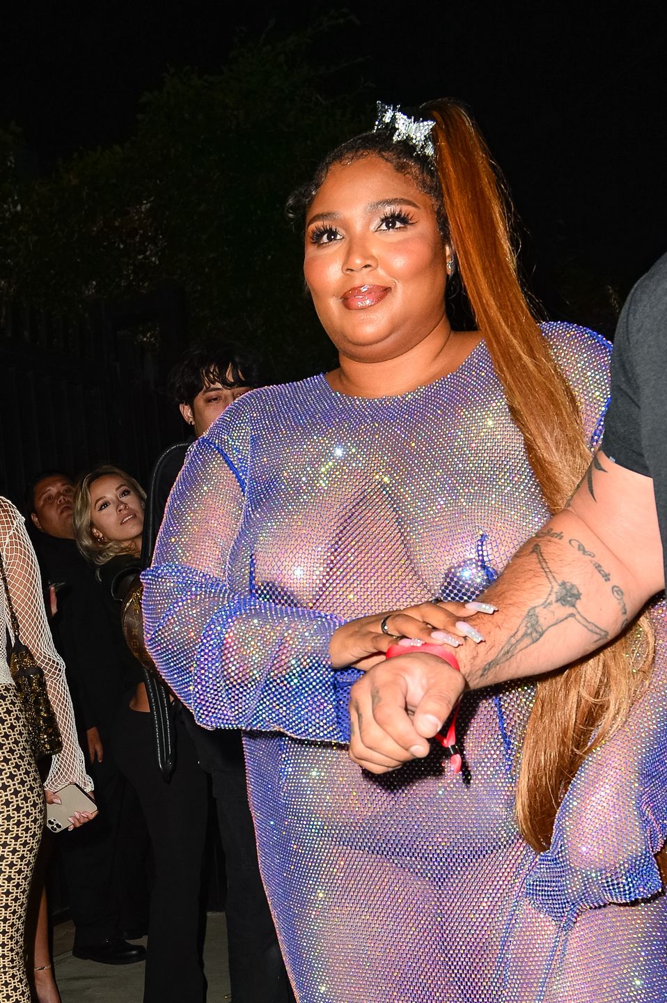 Lizzo szokuje w wyzywającej kreacji na urodzinach Cardi B