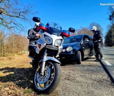 Wypadek policyjnej kolumny. Motocyklista wjechał w osobówkę