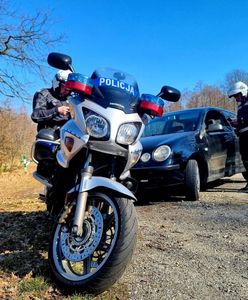 Wypadek policyjnej kolumny. Motocyklista wjechał w osobówkę