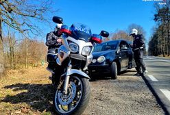 Wypadek policyjnej kolumny. Motocyklista wjechał w osobówkę